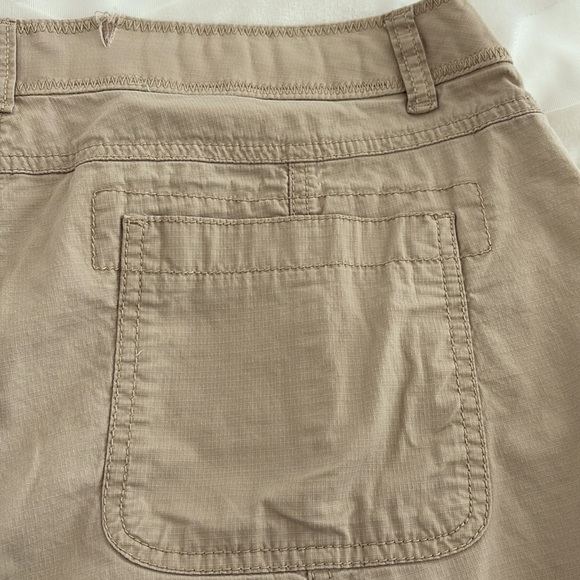 Chico's Tan/Khaki Lightweight Capri Pants. Made with 2% Spandex. Size 2.5=14 - Picture 6 of 11